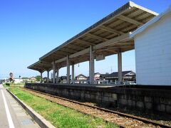 すずなり館とは道の駅の名前で、ここはかつて、のと鉄道の珠洲駅があった場所で、プラットホームの一部が残っていました。この先は宇出津方面へ南下するのですが、接続が90分あるため、タクシーを利用します。