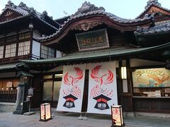 日本最古の温泉の一つ。道後温泉本館です。
この写真では人が映っていませんが、このぐるり。観光客でいっぱいでした。
みんな記念写真を撮るために、本館前を開けて順番待ちをしていました。