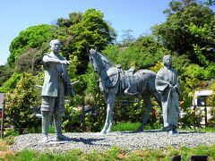 途中には小丸山城跡公園があり、公園の入口には利家と松の像が置かれていました。