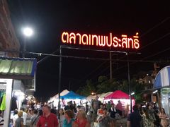 テパシットナイトマーケット（Thepprasit Nightmarket）に行く。
