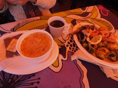 結局、屋台が一番コスパがいいように思われました。

サーモンスープとニシンのフライをいただきましたが、なかなかのボリューム。完全に軽食の域を超えていますが、お味はおいしかったです。
合わせて24ユーロ。


屋根がオレンジ色だったせいか食べ物の色合いが赤いですが、本物はもっとおいしそうです。