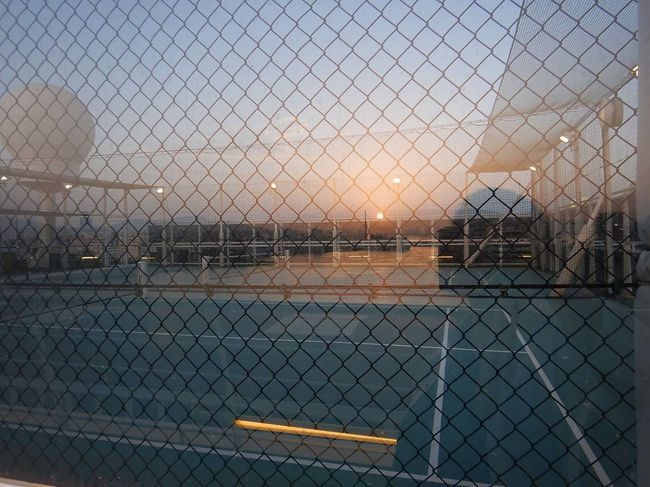 プール以外にもパドルテニスのコートが。普通の軟球テニスのコートよりも一回り小さいですが・・・