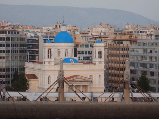 ギリシャ正教らしいブルードームの教会が見えます。