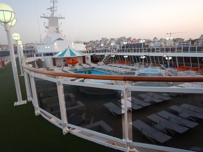 最上階１３階のデッキからしたのプールサイドが見えます。流石にこの時間は誰も入っていないですが・・・