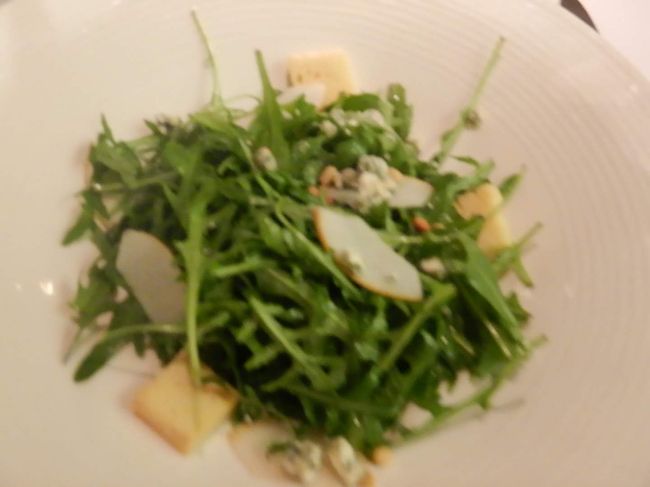 チーズ薫るサラダも美味しいです。