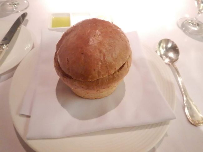 木の子スープを頼むとなぞのパンが・・・