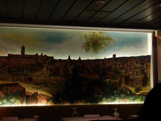 イタリアのフィレンツェの街のようなレリーフの壁の絵が船の中にいるとは思えないぐらいイタリア気分にさせてくれます。