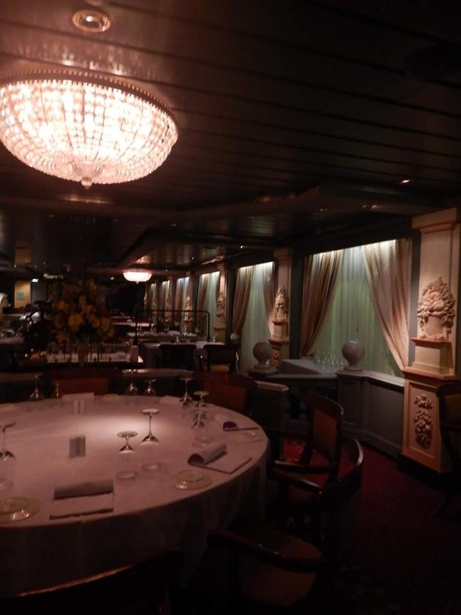 本当に内装まで豪奢なレストランでした。