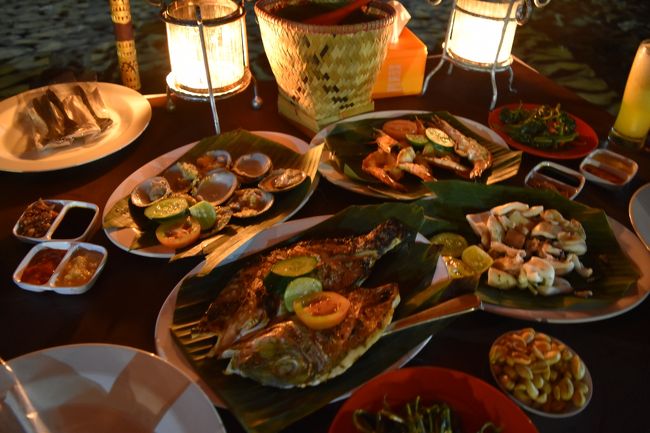 波の音と流しの音楽を聞きながらビーチでいただきます。