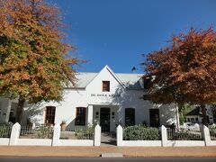 Moedergemeente Stellenbosch教会の向かいに建つ「De Hoek Manor」。
5星のホテル。
白壁が眩しい(≧▽≦)
木々の紅葉が対照的で素敵！
