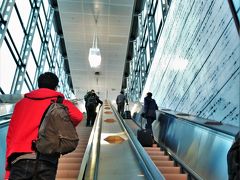 ヘルシンキ空港はとにかくスタイリッシュである。北欧らしく大げさすぎるまでに天井が高い！