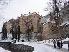 徒歩でチェスキークロムロフ城へ（チェコ）