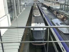 松本駅は中央東線と中央西線の交差点。「しなの」とあずさ」が並んでいます。
ここから大糸線の各駅停車で信濃大町まで向かいます。