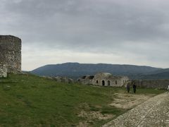 (11:22) 左が砦。わんちゃんものんびり～♪

≪ベラト城≫ 紀元前4世紀にアルバニア人の祖先と言われるイリュリア人によって築かれ、紀元前2世紀ローマ軍により焼かれ、ビザンチン帝国皇帝テオドシウス2世により440年に城壁補強、6世紀にも改築、13世紀に現在の形に建てられた。城壁内には、ほとんどが13世紀建立の42もの教会があったが残るものは20、そのうち現在使われているのは8つ、15世紀オスマン帝国時代より建てられたモスクも廃墟となった2つだけが残る。