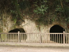 西郷隆盛洞窟

1877年(明治10年) いよいよ9月24日 早朝、、
西郷隆盛、桐野利秋・桂久武・村田新八・別府晋介・辺見十郎太(薩軍きっての猛将)達40名はこの西郷洞窟の前に集まり、兵士300名と共に最後の戦いに向かいます、、
（この時、足に重傷を負っていた別府晋介は駕籠で移動していました）

kuritchiも これから 西郷どん達と同じ様に
「西郷洞窟」から岩崎口へ向かって歩きます、、