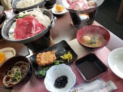 今回のツアーは、お昼も目玉。
神戸牛食べ比べ♪
神戸牛のすき焼きと、焼肉的なもの。
すき焼きのほうが、私は好きだったなー。
これに、たけのこごはんが食べ放題でした。
なかなか豪華～♪
併設したお店で、お土産も購入。
他に買えるところがほぼないって言うしね。
ほんとに、ほぼなかったな・・・。