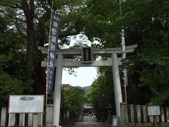 大阪～神戸間は山側から阪急、JR、阪神と3つの電車が走っていてとても便利で、目的地にあわせて電車を選ぶことができます。
今日は阪急御影駅から出発です。駅から歩いて5分ほどの弓弦羽神社を目指します。