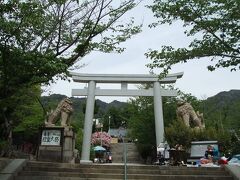 六甲八幡神社をでて北西に進み、阪急六甲駅を越え、そのまま北西に進むと六甲登山口の交差点に出るのでここを西に曲がります。そのまま道なりに進むと、兵庫縣神戸護國神社です。六甲八幡神社から歩いて15分ほどです。