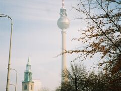 ということで東ベルリンへ。無個性なソ連的な鉄筋コンクリートの建物が目立つ東ベルリンの中で一際目立っていたのがこれ、テレビ塔

