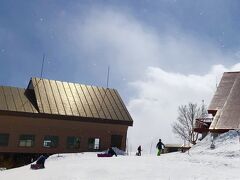 ゲレンデ最高峰のリーゼングラート
終点の八方池山荘に無事に到着！

八方池山荘は通年営業。
雪が消えたらお花畑見物に来たい所です。