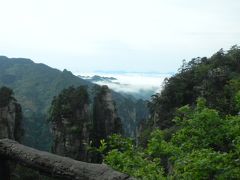 ロープウェイがさらに上に昇って行きますと
奇岩の向こうに白い雲海が見えてきました。