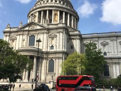 次に地下鉄で向かったのが、セントポール大聖堂。
地下鉄St.Paul'sの駅を上がると突然目の前に現れます。
ここも有料入場です。ここもママのカード持ちなんで。たぶん２０ポンドくらいだったように思います。