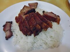 トラムに揺られて湾仔に行きます。
いつも行くお店で叉焼飯を頂きます。これで34HK$。以前とは値上がりしたとはいえ、香港の一等地でこの値段をキープするのは大変だと思います。ミシュランに掲載されていたころは、観光客も多かったのですが、最近は地元の方ばかりのようで、皆さん相席でサクッと食べて、サクッと店を出る。お客さんも気持ちの良いお店です。美味しかった。