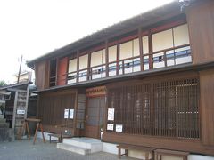 小松楼。
新居関所は、明治に入り関所としての機能が失われた後、小学校や役場として使われ、周辺は警察署・郵便局などが置かれる中枢官庁街となりました。一方、一歩南側に入った俵町より船町界隈は、明治末期～昭和初期には歓楽街として栄えました。
最盛期には芸者置屋が11軒、カフェ・バーなどもあり、新居だけで50人から80人の芸者が居ました。周辺は養鰻、製糸業なども盛んで、漁師町であったため漁師らも利用したと言われています。
小松楼は当時最も栄えた置屋のひとつで、新居町出身の松井米吉氏が浜松で新聞店を営んだ後、大正初め頃置屋兼小料理屋として開業しました。