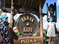 さて、朝食です。ウブド滞在は１日半しかない…。出来るだけウブドらしい景色を見ようって事でカルサカフェへ。行きはホテルの車をお願いしました。