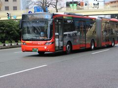 スタートは新潟駅。この日は小雨が降っていて・・・計画していたことが無理に・・
新潟市内のバス路線は新潟交通が担っている。
その中でも、連接バスを導入し公共交通の刷新を図っていることでも知られる。
新潟駅から市の中心部、青山方面を結ぶ路線を萬代橋ラインとして整備している。
その萬代橋ラインの主力として連接バスが運行されている。
