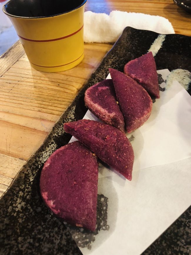 揚げ紅芋。私これ大好きなんです。<br /><br />飛び込みで入ったからか、最初のドリンクが提供されるまでに15分以上待ちました。<br />後から来たお客さんの席にはお水やおしぼりが運ばれていくのに…<br />やっと来たドリンクは3つ。えー、4人いるのに…<br />「ビール2つなんですけど…」<br />そこからさらに提供まで10分。<br />正直もう二度と来ないかなって思いましたが…