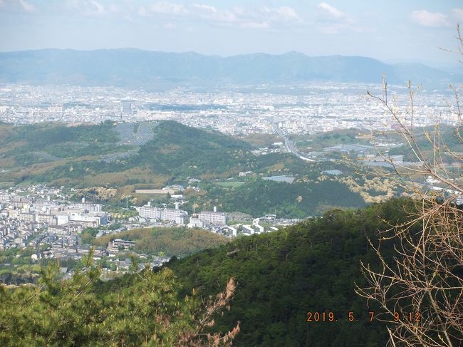 難路を経て、漸く音羽山に至り、音羽山展望台から京都東山を越えて京都盆地を見る