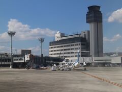 伊丹空港到着。空港の端、出口へはバス。