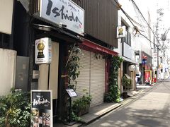 三宮にやってきました。
高架下に花やらペットボトルやら。バス事故があった場所でした。
その前で号泣している人が…。（T-T）

ランチスポットは、新幹線に乗っている間にチェックした”Ishida 三宮店”。
大通りからちょっと入った路地にありました。