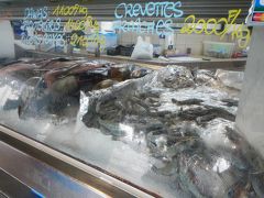 海に一番近いところは・・魚屋さんゾーン。
見たことのある魚・ない魚などなど
冷蔵ケースに並べられています。
ニューカレドニア名物の天使のエビやロブスター・大きな蟹なども。