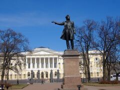 ロシア美術館前の芸術広場の詩人プーシキン銅像．