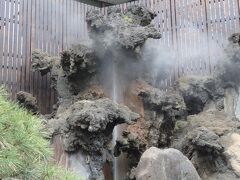 湯前神社のすぐ近くにあります、大湯間歇泉。

今は時間が来ると噴き出すように設定されています。
ブシューっと吹きだすので迫力あります。