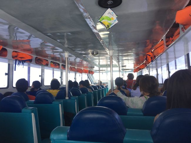 ボートの中はこんな感じ。スピード早いし揺れるので酔う人も。