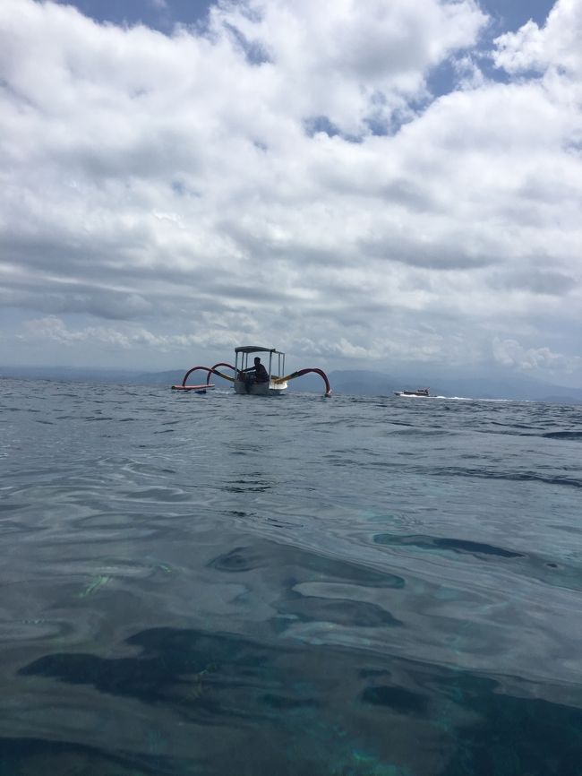 友人は残念ながら波酔いしてしまい、ボートで待機。