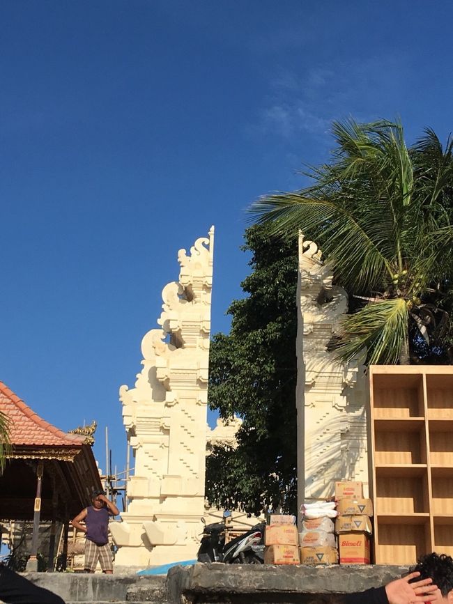 船着場からシュノーケルの場所まで車で移動。島内も素敵です。