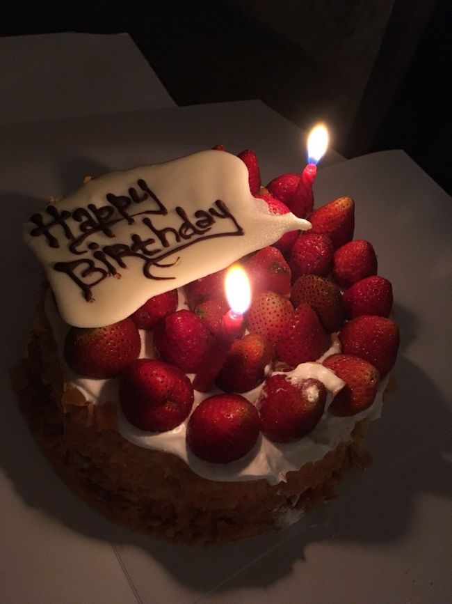 今日は友人の誕生日。事前にホテルでバースディケーキを予約していたので、夜は部屋で誕生会をしました。