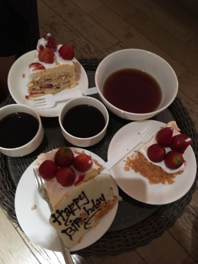 ケーキ「小」を予約していたのに、何故かケーキ「大」が届き、案の定食べきれず・・・半分以上残すハメに。でもおいしいケーキでしたよ。<br />