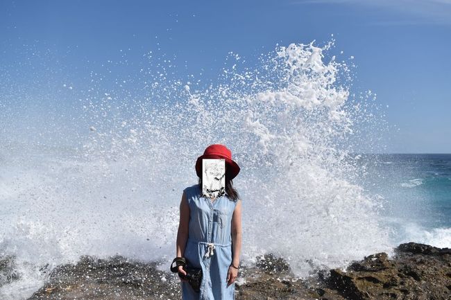 打ち付ける波でびしょ濡れに