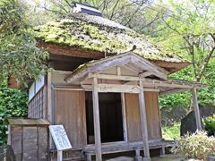 そんな訳で、この日の二つ目の訪問地は海岸沿いの良寛堂近くにある良寛記念館（入館料：大人300円）へ。

記念館内部の展示には良寛和尚の書があり、その一生を書いた年表もあったが、展示内容に私が感動を覚える様なものはなかった。
確かにその書には味があり、良寛和尚が語った言葉などは人生に迷った時に役立ちそうなものも多かったとは思うが、だから何？…と言うのが率直な感想だ。

ただ、展示を見たことで良寛和尚に対する見方は変わった。
子供の頃に読んだ郷土昔話の中での良寛和尚のイメージは、極貧の生活の中でも優しさや感謝を忘れずに皆の為だけを考えて生きた清貧のお爺ちゃん…という雰囲気だったのだが、記念館の年表を読んで脳内イメージを修正。

若いころから人気者だった良寛和尚の晩年は若い女性にもモテモテで、人生の最後は、お弟子さん的な40歳も年若い貞心尼さんに看取られて亡くなられたそうだ。
う～ん、もしかして良寛和尚ってかなりのPlay Boy だったのかも…しれない。

（写真：良寛和尚が生活した五合庵のレプリカ／良寛記念館）