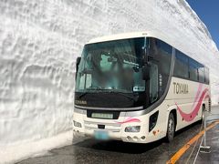 室堂では、本日のメインイベント、雪の大谷ウォークです！高さ16mの雪壁は圧巻。写真ではなかなかうまく迫力が伝わりませんが、バスと比べてもその雪壁の高さを理解いただけるかと思います。