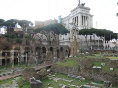 ヴィットリオ・エマヌエーレ二世記念堂の裏あたりまできました。

Temple of Venus Genetrixとカエサルのフォロ。