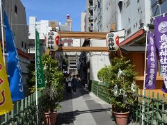 新橋駅から近くに有ります、烏森神社さんの参道です