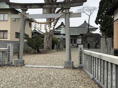 三ツ石神社。