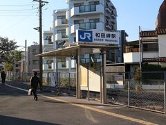 地下鉄和田岬駅からJR和田岬駅はすぐ。ただ、和田岬線が特異な路線のため乗換案内は行われていない。
今は駅舎もなく、片面のホームがあるのみ。