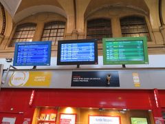 パリオーステルリッツ駅も階段しかないよね～
だよね～

当初の予定ではメトロ４番線でモンパルナス駅へ行き、TGVでToursへ行く予定
が、なんと４番線は工事するってんで日曜は１０時以降からしか動かないんだって～
移動日の今日は日曜、１０時まで待てない。メトロ乗り継ぐのは嫌ってんで予定変更。
きっぷ予約する前で良かった。
TGVはどんどん値上がりするし希望時間に直行ないし、ICだと直行だけど２時間かかるしと迷ってました。
